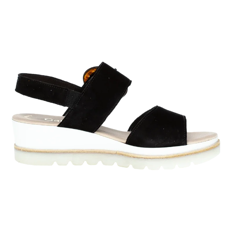 Men's sandals with a contrast stitching detailMen's sandals with a contrast stitching detail44.645.37