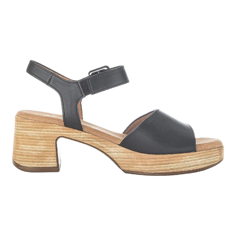 Men's sandals with a toe post designMen's sandals with a toe post design22.721