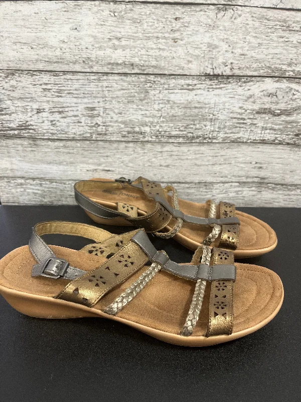 Men's sandals with a buckle closureMen's sandals with a buckle closureSandals Heels Wedge By Minnetonka