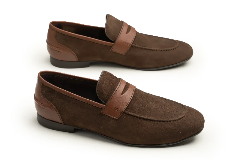 Men's loafers with a tassel front for a classic lookMen's loafers with a tassel front for a classic lookLOGO 10004 BRS