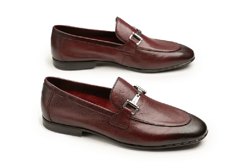 Men's loafers in a neutral color like black or brownMen's loafers in a neutral color like black or brownLOGO 1079 MRA