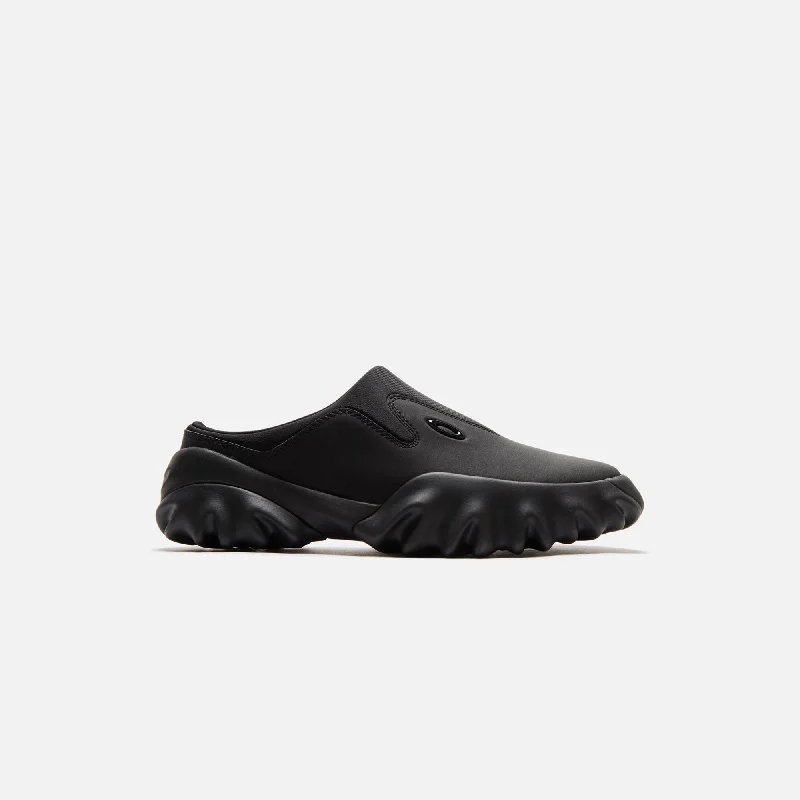 Men's casual sneakers with a woven upper for a unique textureJunya Watanabe MAN x Oakley Slip On - Black