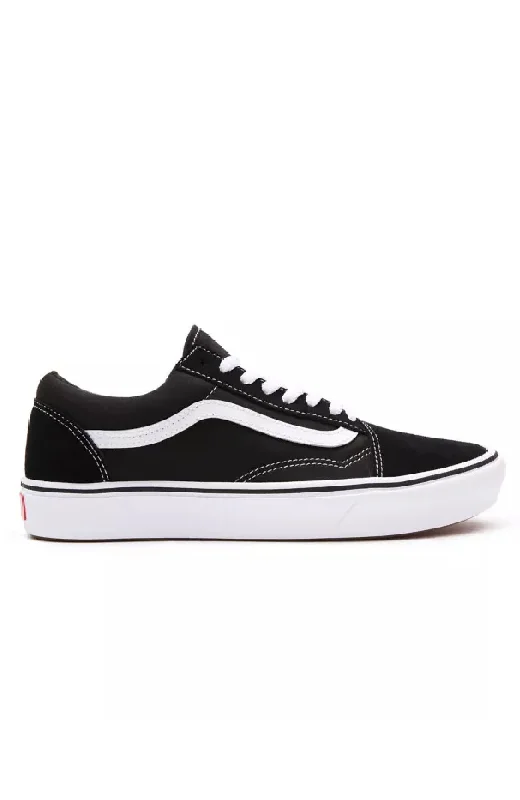 Men's soccer - inspired sneakers with a studded soleComfycush Old Skool Classic Black True White