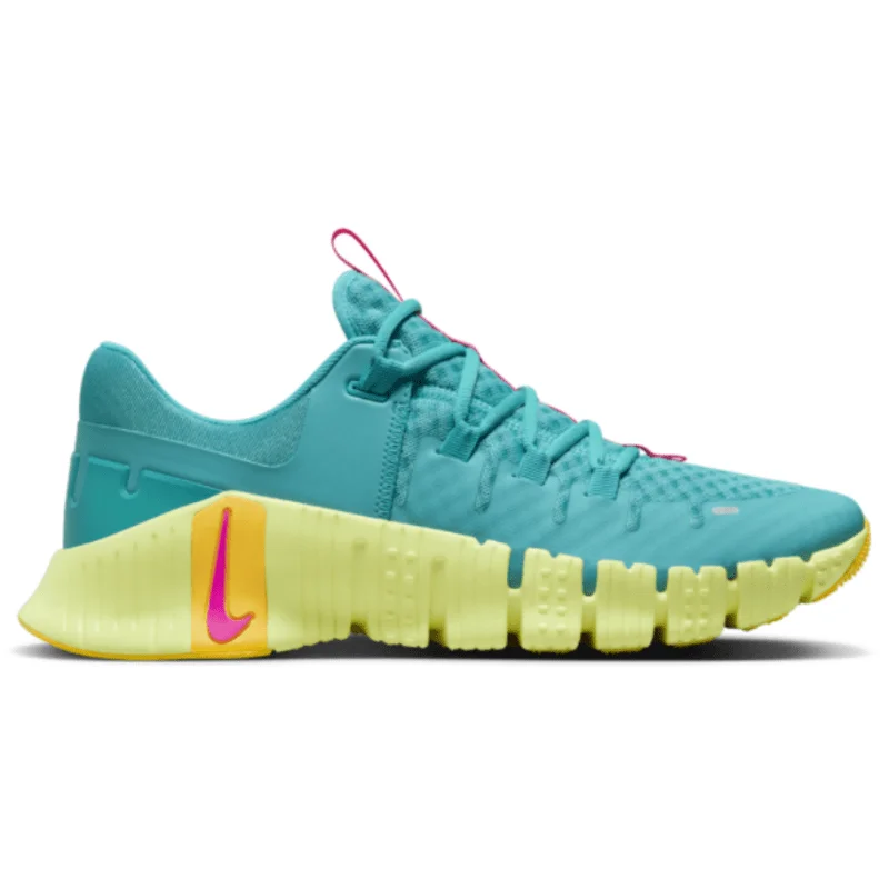 Men's retro - style sneakers inspired by the 80sMen’s Nike Free Metcon 5 ‘Dusty Cactus/Fierce Pink’