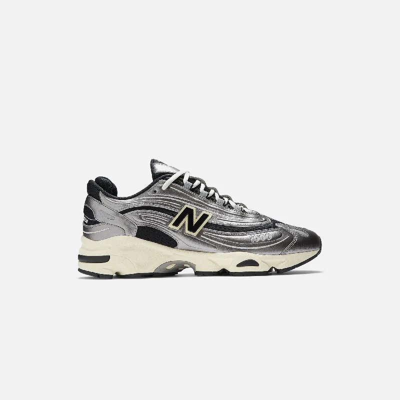 Men's retro - inspired basketball sneakers with a high - top designNew Balance M1000 - Silver Metallic