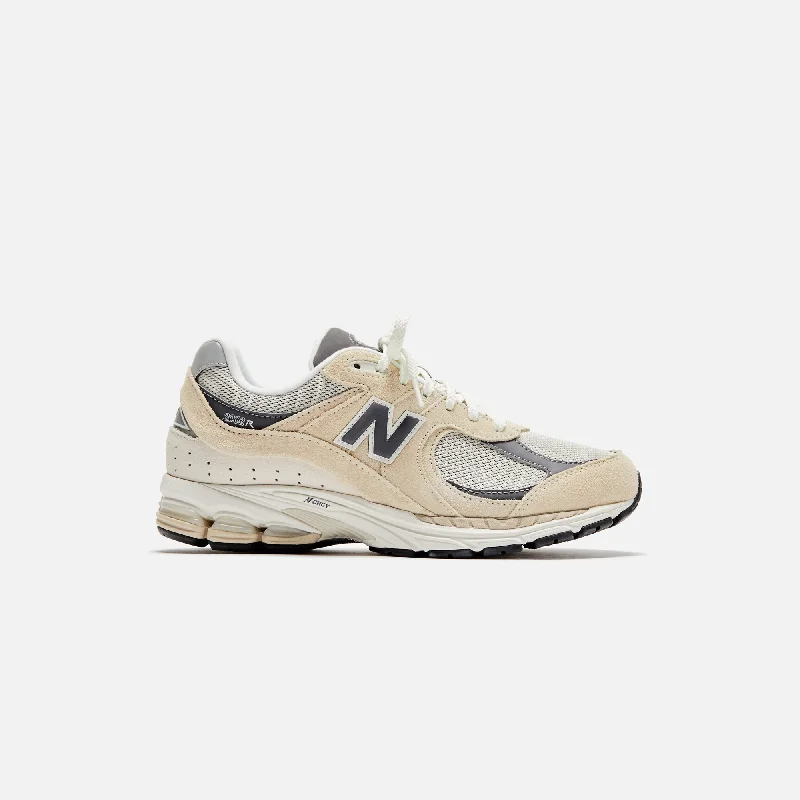 Men's lightweight sneakers for travelNew Balance 2002R - Sandstone