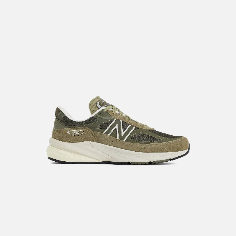 Men's gray mesh sneakers for breathability during workoutsNew Balance Made in USA 990v6 - True Camo