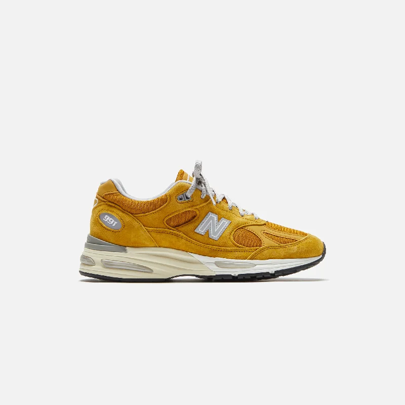 Men's retro - inspired basketball sneakers with a high - top designNew Balance Made in UK 991v2 - Yellow