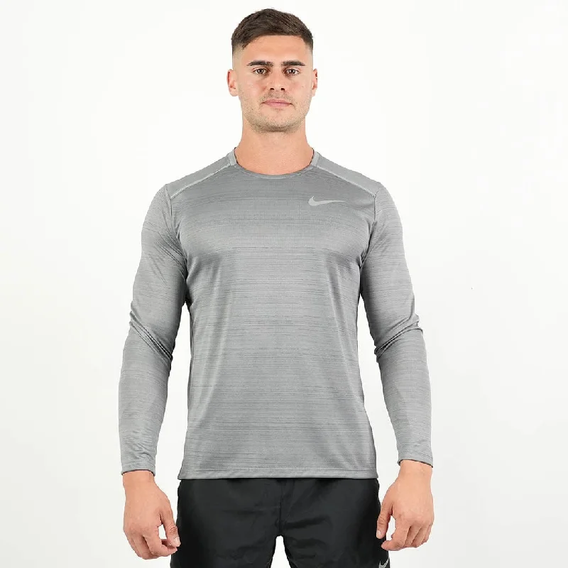 Men's camo - print sneakers for an edgy styleNike Long Sleeve Miller 1.0 T-Shirt (Dark Grey)