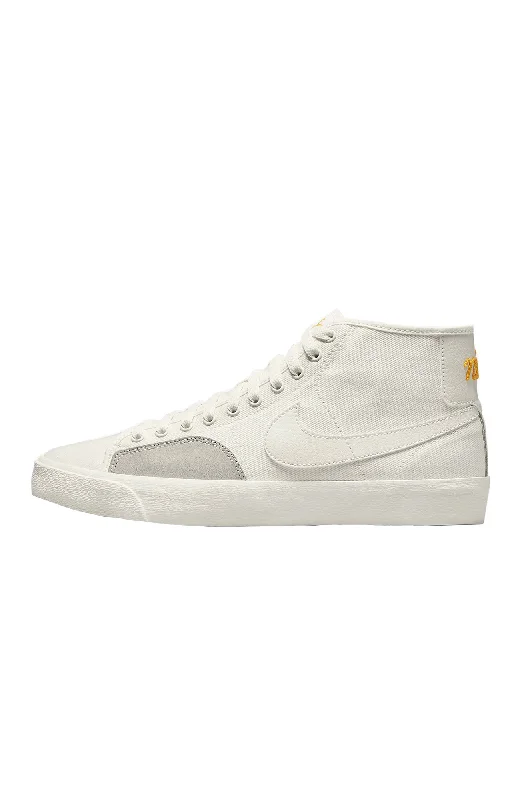 Men's casual leather sneakers with a distressed finishNike SB Blazer Court Mid Premium Sail