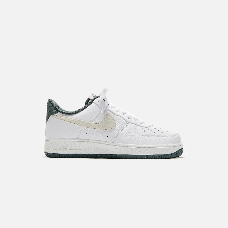 Men's waterproof sneakers for rainy daysNike Air Force 1 07 LV8 - White / Sea Glass/ Vintage Green