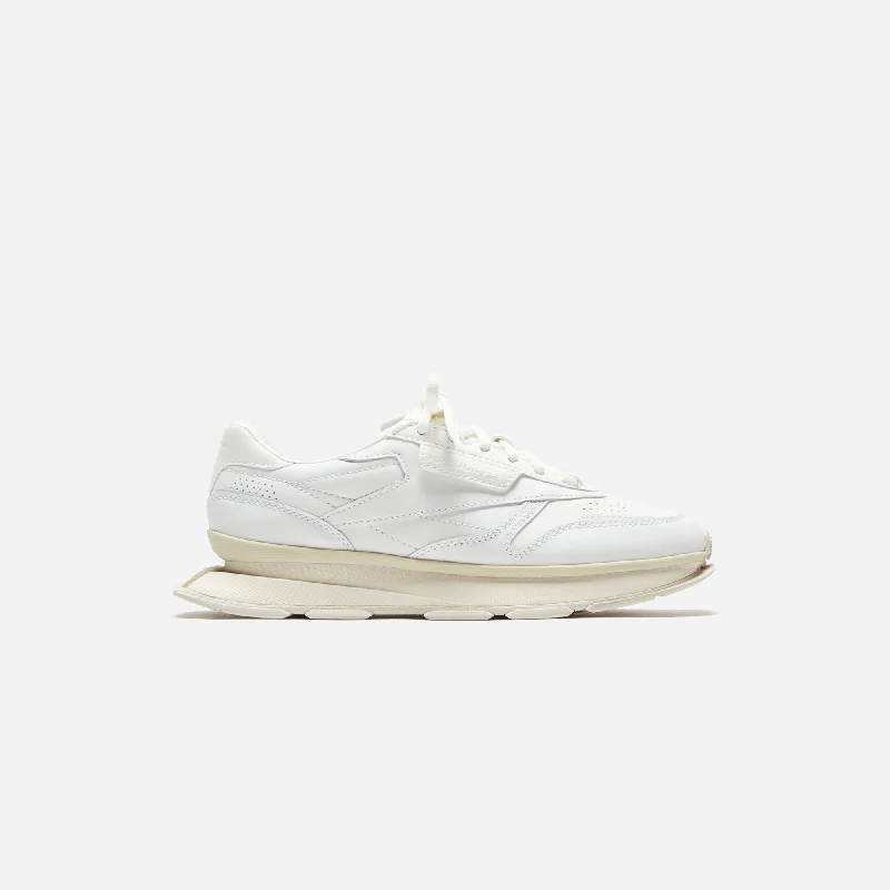 Men's sneakers with a removable insole for easy cleaningReebok Classic Leather LTD - Luxe White