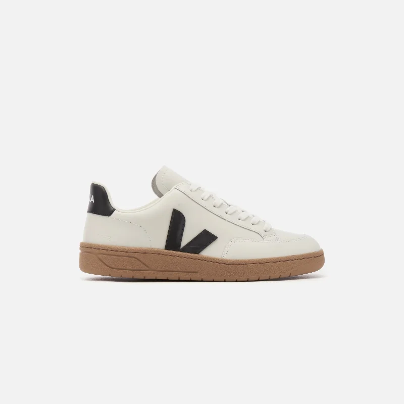 Men's minimalist sneakers with a simple designVeja V-12 - Extra White / Black / Dune